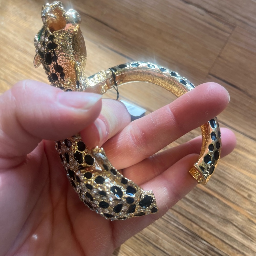 NWT Natasha Leopard Goldtone Bracelet Clamper - Heavy! - Picture 9 of 12